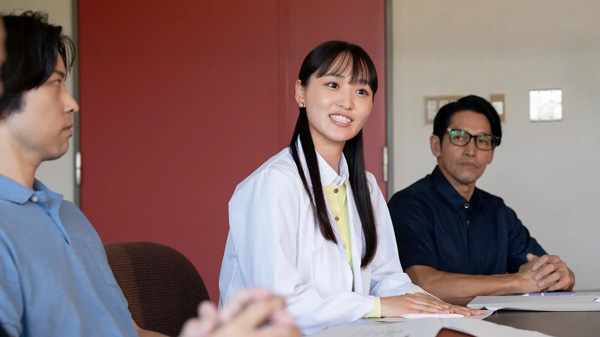 菅井さん演じる高校教師の「本間リラ」（中央）