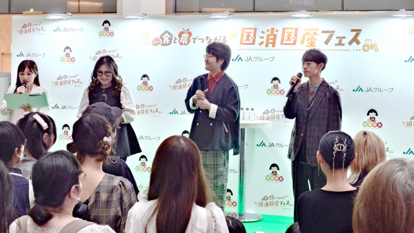 クイズ大会のゲスト　ギャル曽根さん（左）、鶴崎修功さん（中）と東問さん（右）