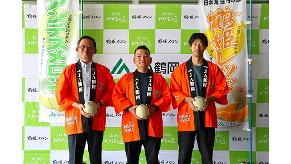 左から佐藤専門部長、田中善明西郷砂丘畑振興会会長、斎藤孝弥同会副会長