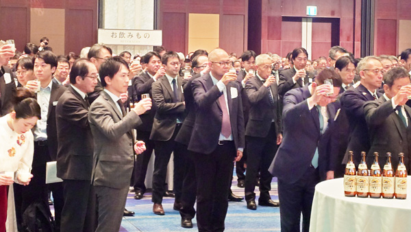 牛乳で乾杯する参加者