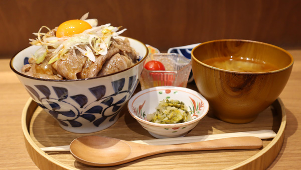 みのりカフェ長崎駅店で提供の「長崎和牛ロース肉のメガ盛りすき焼き丼」（2750円・税込）