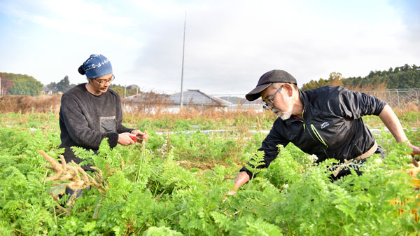 ほ場で作業する田下さん（右）