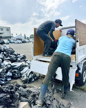 荷降ろしを手伝うＪＡ職員