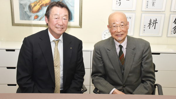 ＪＡ東京スマイル組合長眞利子伊知郎氏（左）と大金義昭氏