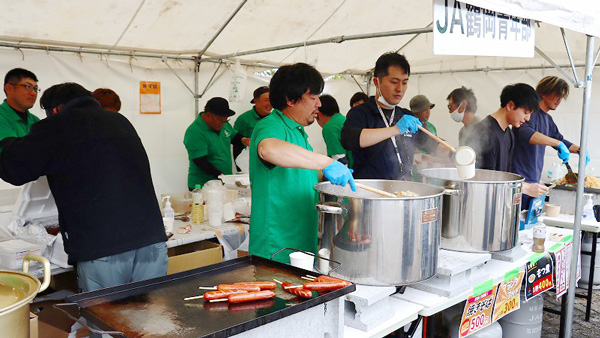 もつ煮、焼きそば、フランクフルトを販売するJA鶴岡青年部員