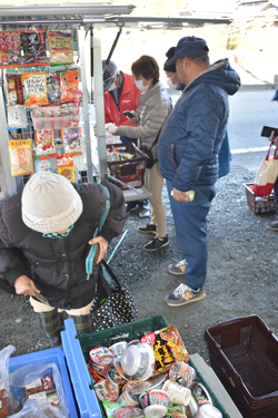 朝市にはＪＡの移動購買車も