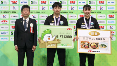 全日本卓球選手権　ジュニアシングルス優勝選手に「ニッポンの食」贈呈　ＪＡ全農s.jpg