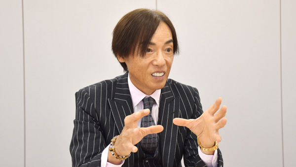 インタビューに応じる神明代表取締役社長、藤尾益雄氏（兵庫県神戸市の神明ホールディングス本社）