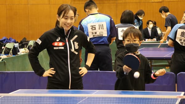 笑顔でアドバイスを送る石川選手