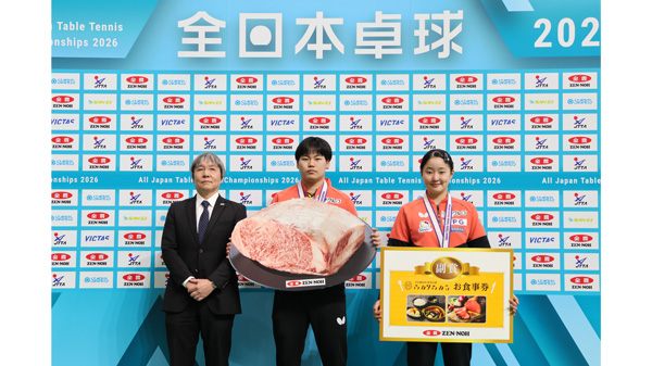 混合ダブルスの部で優勝した松島輝空選手・張本美和選手（木下グループ）ペア