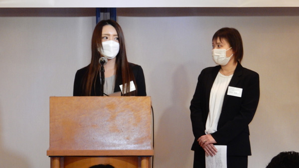 スピーチする営農販売部生産指導係高橋美南さん（左）と同部生産資材係の小野寺由佳さん