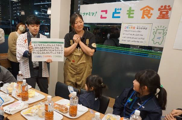 長﨑さん（右）と全農職員による「らくのうクイズ」の様子