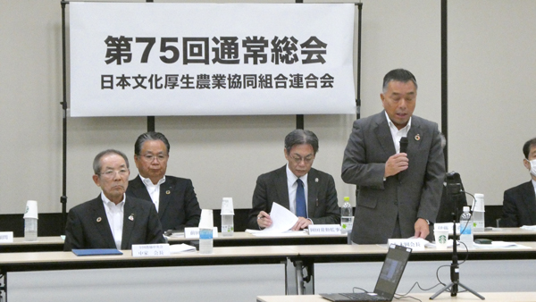 通常総会であいさつする八木岡会長