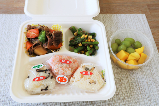昼食用の「おにぎり弁当」