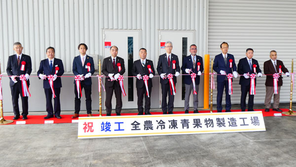 竣工式での関係者よるテープカット