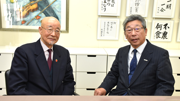 田中均組合長（右）と大金義昭氏