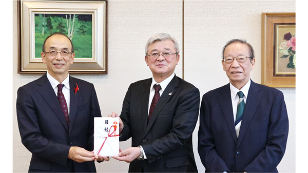 東京・渋谷のNHK放送センターで募金を贈呈。左から、東京都共同募金会の枝見常務理事、ＪＡ全農の折原会長、NHKの稲葉会長