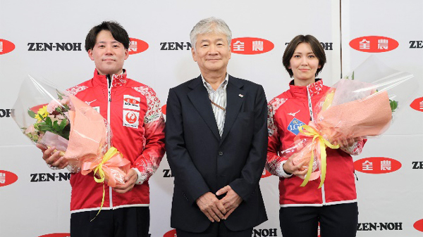 花束を受け取り笑顔の 小泉選手（左）と吉村選手