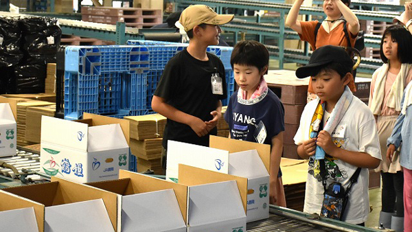 参加者は流れてくるメロンに釘付け