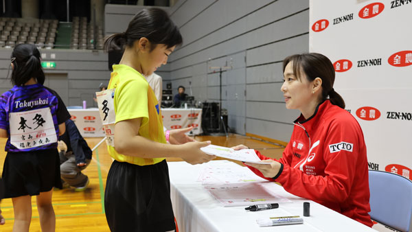 参加した子どもに石川さんから修了証が手渡された