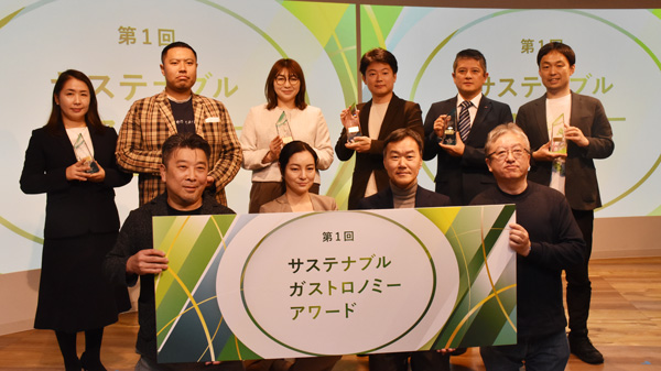 後列が受賞した企業とスタートアップ（左からユーグレナ、Green Carbon、不二製油、ＴＯＷＩＮＧ、明治ホールディングス、シーベジタブル）前列は左から荻野浩輝ＡgＶentureＬab理事長、審査員の山田早輝子FOOD LOSS BANK代表、玉井比佐夫日本プロ農業総合支援機構常務理事兼事務局長、佐藤泰・農政ジャーナリスト）