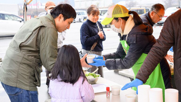 豚汁を振る舞う会員