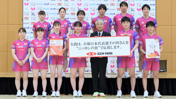 卓球日本代表「ニッポンの食」を手にする日本代表選手