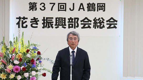 あいさつする佐藤清張部会長