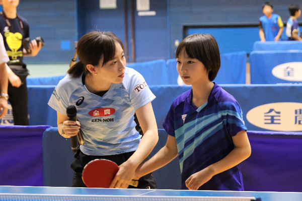 子どもにアドバイスを送る石川さん