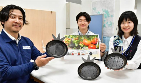 完成したトマトカルトンを手にするMURONE の室根貴之社長（左）とＪＡ職員