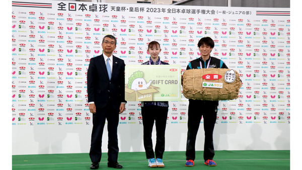 シングルスで優勝し副賞を手にする早田選手（中央）と戸上選手（右）