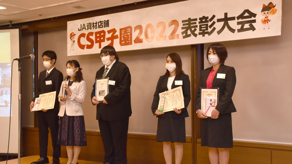 簡易陳列部門で優勝したＪＡふくしま未来国見資材センターのみなさん(写真右側の２人）と大型陳列部門で優勝したＪＡいわて花巻グリーンセンター東和のみなさん