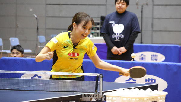 子どもたちにプロの技を披露する石川さん