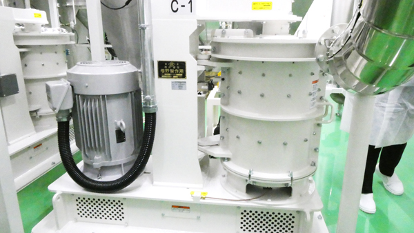千葉米粉工場の竣気流粉砕機