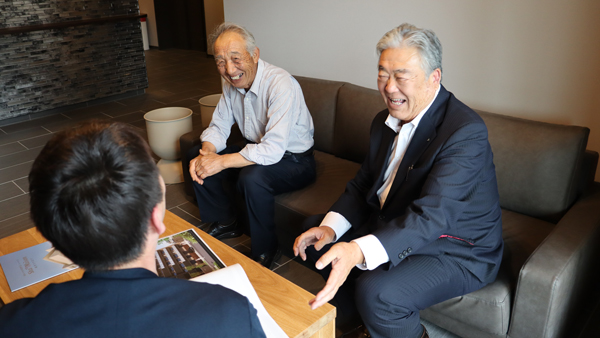 組合員と資産活用の相談に立ち会う髙橋組合長
