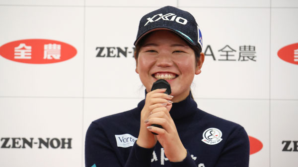 職員の質問に笑顔で答える櫻井プロ