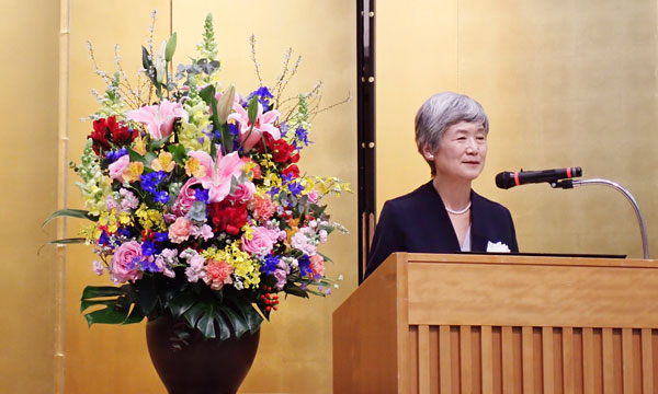 審査講評を述べる審査委員長の稲澤裕子さん（昭和女子大学現代ビジネス研究所　特別研究員）