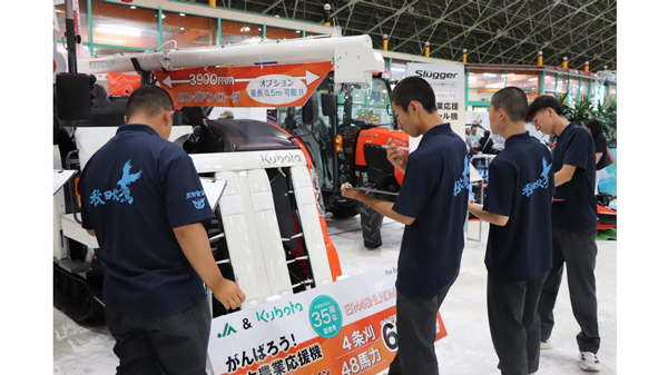 最新農機を見学