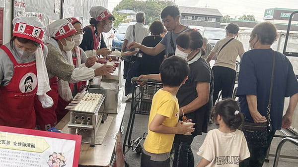 よつ葉クラブが売る県産米を使った米粉の焼き団子はいつも人気 （ＪＡぎふ・おんさい広場真正前）