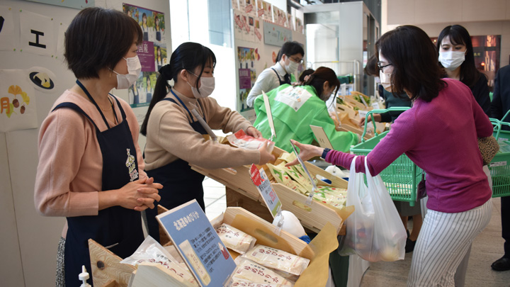 にぎわった新米の売り場