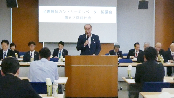 あいさつする大林会長