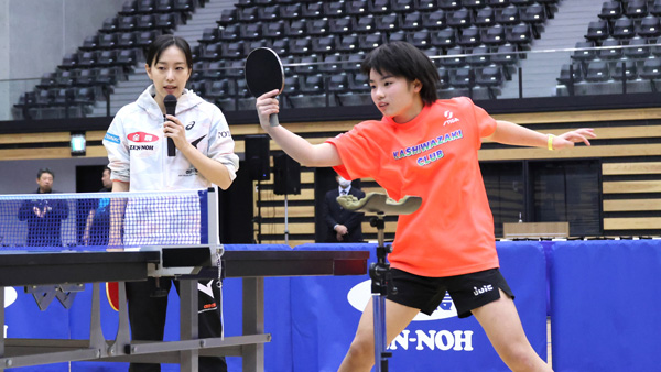 子どもたちへアドバイスを送る石川さん