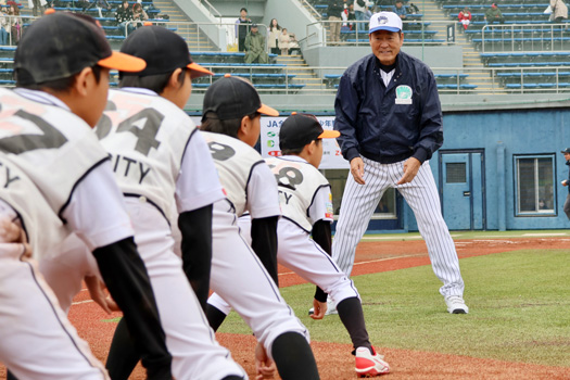 走塁を指導する中畑講師