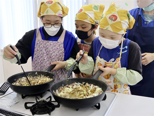 料理作りに挑戦する子どもたち