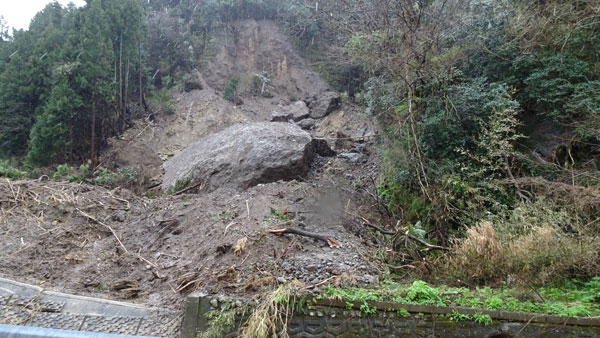 いたるところで山崩れが