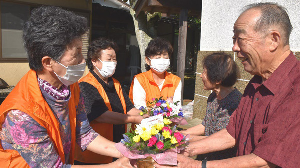 玉川地区女性部「敬老の日お花プレゼント」