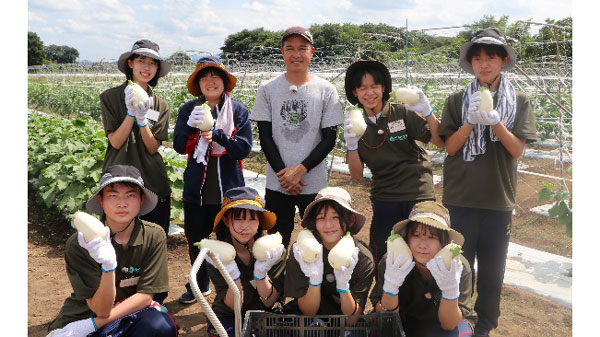 生産者と武蔵越生高校アウトドア部のメンバー