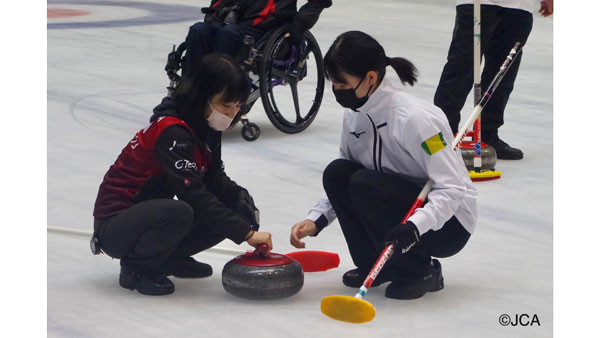 ストーンの投げ方を指導する中嶋星奈選手（提供：JCA）