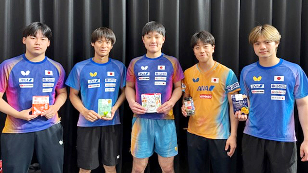「ニッポンの食」を手にする卓球日本代表選手。左から松島輝空選手、戸上隼輔選手、張本智和選手、篠塚大登選手、宇田幸矢選手（提供：日本卓球協会）