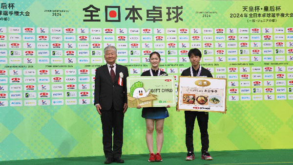 混合ダブルスの部で優勝した篠塚大登選手（愛知工業大）・木原美悠選手（木下グループ）